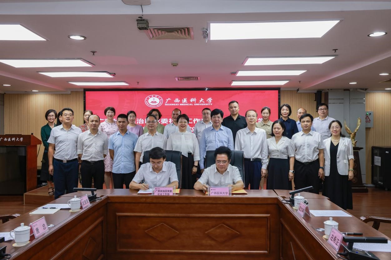 图2 郑胜景副部长与曾志羽校长代表双方签字.jpg beats365(中国区)-唯一官方网站