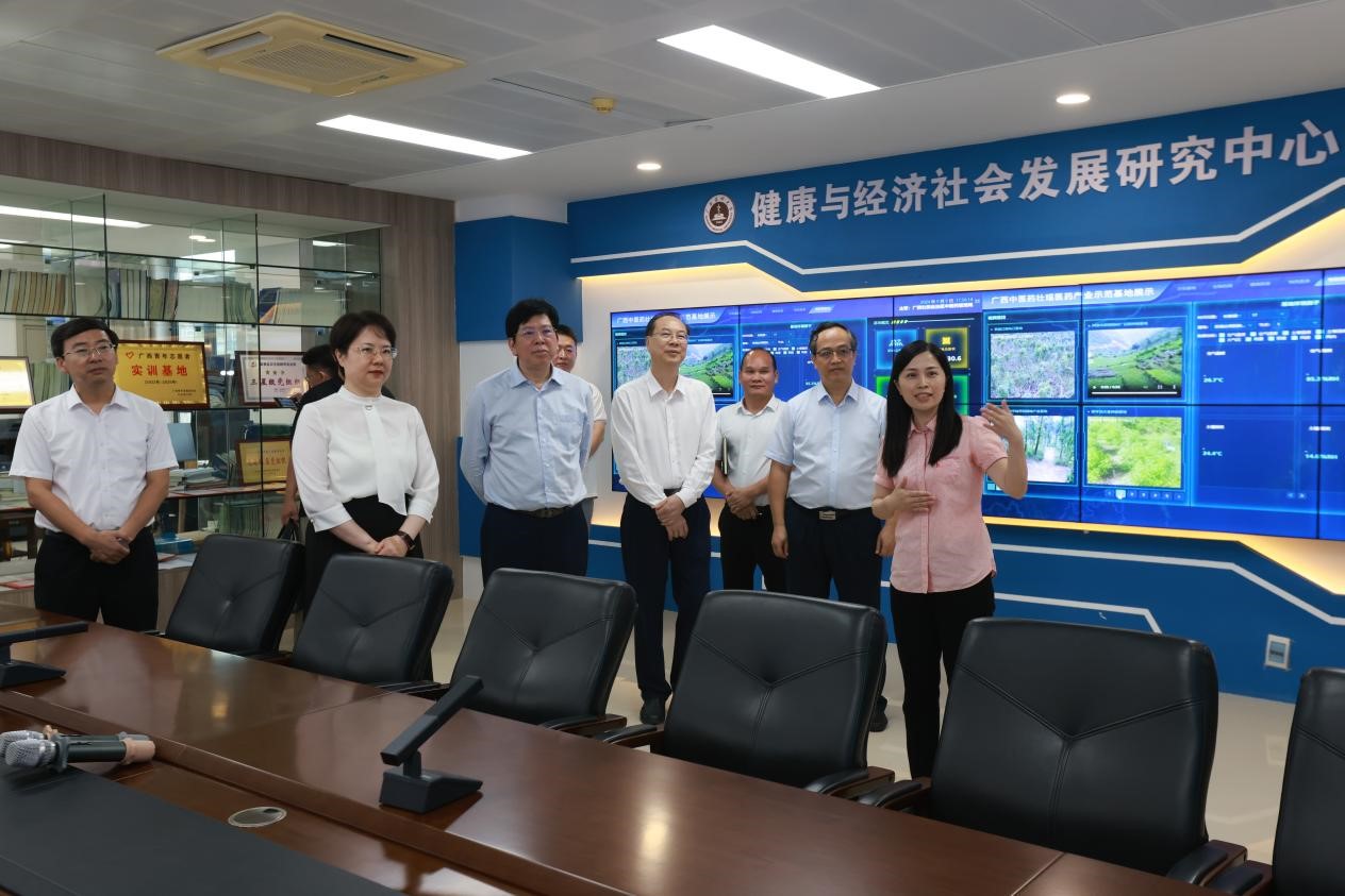 图6 自治区党委社会工作部考察健康服务与研究中心.jpg beats365(中国区)-唯一官方网站